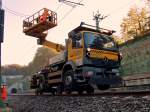 Hier wird am Morgen des 21.10.2011 mit Hilfe einer Zweiwege-Hubarbeitsbhne der Fahrdraht am Buschtunnel in Aachen angeschlossen. Im Hintergrund die neue Tunnelrhre.