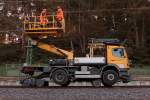 Hier wird am Morgen des 21.10.2011 mit Hilfe einer Zweiwege-Hubarbeitsbhne der Fahrdraht am Buschtunnel in Aachen angeschlossen.
