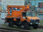 Ein Zweiwegeunimog mit Hubbhne im Talbot-Bombardier Werk in Aachen, das Bild wurde am 30.10.2011 durch den Zaun von der Krantzstrasse aus gemacht.