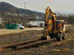 Ein Zweiwegebagger der Firma Hering Gleisbau Gmbh zieht am 21.02.2012 rckwrts fahrend ein Gleisjoch ber die Gleise in Aachen West.