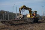 Ein Zweiwegebagger von Hering reit am 20.03.2012 in Aachen West Gleisjoche aus den Schotter. Hier werden ca 250000 qm Bahngelnde  alte Gleise, Gebude und Anlagen zurckgebaut, um dem neuen Rwth Campus Platz zu machen.