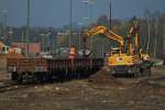Am 28.03.2012 wird ein Bauzug, der von Locon 217 in den schon zu grten Teil abgebauten Bereich von Aachen West geschoben wurde mit 2 Zweiwegebagger der Firma Hering mit alten Schwellen beladen.