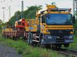 Actros 3346 Zweiwegefahrzeug der Firma Balfour Beatty Rail Gmbh mit Hubbhnenaufbau am 23.06.2012 in Aachen West.