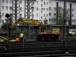 Ein Zweiwege Bagger arbeitet am 30.10.12 in Mainz Hbf 