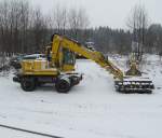 Ein Zweiwegebagger der Plauener Gleis- und Tiefbau steht am 20.