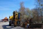Am Wochenende abgestellter Zweiwegebagger, auf der Ladestrasse in Torgelow, kndet Bauarbeiten an.