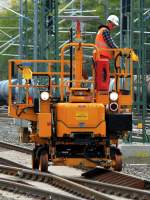 Zweiwegehubarbeitsbhne XLAD PLUS von Balfour Beatty am 30.04.2013 in Aachen West im Einsatz.