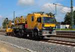 Zweiwegefahrzeug DC 1828/42 mit Teleskoparbeitsbhne mit Kabeltrommelanhnger der Fa. STRABAG Rail Fahrleitungen GmbH im Bahnhof Nassenheide am 14.09.2013. 
Schweres Nebefahrzeug 
Nr. 97 59 03 510 60-3 
Eigengewicht: 17,5 t 
Nutzlast: 2,0 t 
Anhngelast: 30.0 t 
max. V: 25 km/h