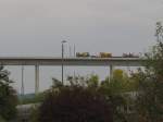 Am 05.10.2013 gab es auf der neuen Unstruttalbrcke bei Karsdorf Baustellenverkehr in Form von einem Zweiwege-LKW zu beobachten, der auf Flachwagen zwei Zementmischer vom Osterbergtunnel Richtung Bibratunnel zog. Unten im ehemaligen Bahnhof Karsdorf steht abgestellt der Wagenpark vom  Rotkppchen-Express II  aus Eisenach.