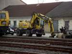 Ein Zweiwege Bagger steht am 25.11.13 in Hanau Hbf 