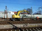 Ein Zweiwegebagger vom Typ Atlas 1604 der Firma SPL Powerlines, am 09.03.2014 bei Bauarbeiten in Erfurt Hbf.