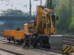 Ein Liebherr 900 Zweiwegebagger von THG steht mit zwei kleinen Wagen am 12.04.2014 in Aachen West.