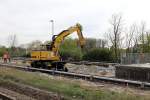 Zweiwegebagger der Firma Liebherr am 17.04.2014 im Einsatz bei der  Kampfmittelsuche an den S-Bahngleisen in Oranienburg.
