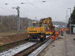 Gleisarbeiten in Sassnitz mit Hilfe von zwei Zweiwegebagger am 17.Oktober 2014.