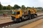 Ein Zwei-Wege-Oberleitungsmontagewagen der Firma Balfour Beatty auf der Baustelle zwischen Betriebsbahnhof Schöneweide und Berlin-Schöneweide.