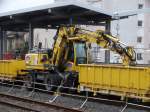 Liebherr Zweiwegebagger am 30.12.15 in Frankfurt am Main Höchst Bhf.