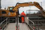 Die Fußgängerbrücke ist zur Seite geschoben, das Absperrgitter muss zurückgehalten werden, damit der Zweiwegebagger passieren kann. 15.01.2016  Dresden Trachau.