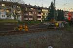 Seltsames Anhängsel an einem Bauzug, der an der Brückenbaustelle Hubertusstraße im Rheydter Rangierbahnhof im Einsatz war und hier beim Rangieren in den Personenbahnhof zu sehen ist.