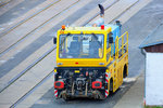Zwei-Wege-Zugmaschine ZWR 140 DH von Windhoff im Seehafen von Stralsund ausgegleist und profilfrei abgestellt.