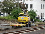 Schleis Gleisbau Liebherr Zweiwegebagger am 20.05.16 in Frankfurt am Main West vom Bahnsteig aus fotografiert