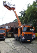 Nagelenuer VGF Mercedes Benz Arocs Oberleitungswagen mit ZAGRO Zweiwege Einheit am 10.07.16 beim Sommerfest im Straßenbahn Museum Frankfurt am Main 