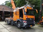 Nagelenuer VGF Mercedes Benz Arocs Oberleitungswagen mit ZAGRO Zweiwege Einheit am 10.07.16 beim Sommerfest im Straßenbahn Museum Frankfurt am Main