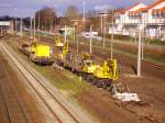 Baufahrzeuge stehen auf der Baustelle am ahrensburger Bahnhof.