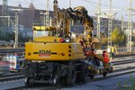 Zweiwegebagger von DB Bahnbau Gruppe in Düsseldorf Hbf, am 23.10.2016.