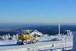 AUf dem Brocken hat es in den Tagen davor mehr als genug gescheit, so dass es mit einer einfachen Schneeschaufel nicht getan war. Hier wurde schweres Geschütz ausgefahren und der Schnee mit einem Zwei Wege Bagger vom Bahnsteig geschaufelt.
Leicht eingescheit steht er an der Brockenstation während man in die fast endlosweite Landschaft schauen kann.

Brocken 06.01.2017
