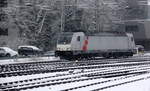 186 385-1 von Akiem/Lineas rangiert in Aachen-West.
Aufgenommen vom Bahnsteig in Aachen-West. 
Bei dichtem Schneefall am Kalten Nachmittag vom 30.1.2019.