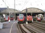 links: RE1 nach Hamm (Westfalen), rechts daneben: defekter RE4, Rangierlok daneben um ihn nachher abzuschleppen, und ganz rechts: Rhein-Niers Bahn nach Duisburg.