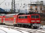 111 156 schiebt den RE4 am 15.02.2010 aus den Aachener Hbf. Im Hintergrund das alte Stellwerk von Aachen.