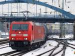 Mit einem langen Kesselzug am Haken schleicht 185 282-1 am 17.02.2010 von Aachen West kommend unter der Burtscheider Brcke durch den Aachener Hbf.