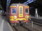 Ein belgischer Triebwagen mit der Betriebsnummer 165 wartet im Aachener Hbf auf grnes Signal.(27.2.10)