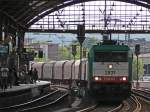 2831 der COBRA mit einem Gterzug Richtung Kln bei der Durchfahrt im Aachener Hbf, 11.6.10