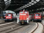 111 112 und 111 129 stehen mit ihren Regionalzgen an den Bahnsteigen im Bhf Aachen, whrend 362 942-5 ber das Gtergleis Richtung Rothe Erde fhrt, um dort die neuen Dostowagen abzuholen.