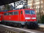 Frisch geputzt steht am 20.11.2010 111 116 auf Gleis 1 im Aachener Hbf und schiebt gleich den RE4 nach Dortmund.