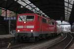 110 014-7 und 111 010 (Zugschluss) mit dem RE10919  RSX  nach Siegen bei der Bereitstellung in Aachen Hbf, 12.12.10