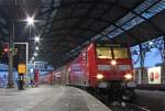 146 002 steht mit dem RE10133 nach Paderborn Hbf im Startbahnhof Aachen bereit gestellt, 14.12.10