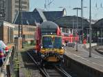 Frisch geputzt wird der RE1 am 03.05.2011 von einem Zweiwegeunimog im Aachener Hbf bereit gestellt.