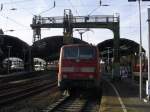 111 012 und 111 079 fahren mit dem RE 9 in den Aachener Hbf ein.