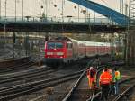 111 114 hat am 21.11.2011 mit RE 4 Aachen Hbf ereicht und fhrt unter der Burtscheider Brcke durch das Gleisvorfeld.