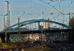 Die Burtscheider Brcke berspannt die Gleise des Aachener Hbf. Der Bahnhof in Aachen liegt in einer Kurve, hat neun Gleise, zwei davon sind Durchfahrgleise fr den Gterverkehr.  Hinter der Bogenbrcke das 1930 erbaute Hochhaus der Aachener Stadtverwaltung mit seiner Wetterstation auf dem Dach. (22.11.2011)