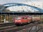 111 093-1 am 01.12.2011 mit RE 4 am Haken unter der Burtscheider Brcke bei der Einfahrt in Aachen Hbf.