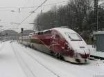 Gestrandeter Thalys 4346 in Aachen Hbf am 23.12.2010 // Irgendein Spavogel hat ein Auto-Warndreieck dazugestellt oder ist das eine Vorschrift aus Belgien?