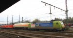 152 005-5 von DB  Claas steht mit einem Kesselwagen und mit Zwei 185er DB stehen in Aachen-West an der Laderampe bei Wolken am 14.4.2012.