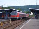 Ein Karlsruher Steuerwagen der Bauart Bndf am 10.05.07 auf Gleis 4 des Aalener Bahnhofs.