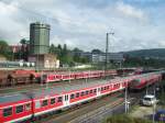 Blick auf den relativ vollen Bahnhof Aalen, wrend im GBF ein tglich Verkehrender Gterzug bereit gestell wird, wartet ganz rechts im Bild, auf Gleis 1 des Bahnhofes Aalen die RB nach Donauwrth und