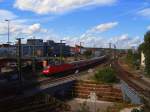 Aus dieser Perspektive knnte man Aalen glatt als Landeshauptstadt bezeichnen...^^ - bei ca. 70 000 Einwohnern und 3 (fher 4) Haltepunkten der Kreisstadt sollte der Aalener Bahnhof HBF genannt werden... - Somit fhrt hier 146 212-6 mit einem Regionalzug von Aalen  HBF  nach Stuttgart HBF aus dem Aalener  Hauptbahnhof ... :-) -  (06.07.07)