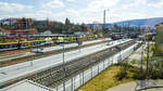 Der Hauptbahnhof von Aalen fotografiert aus der obersten Ebene des nahegelegenen Pendler-Parkhauses mit vielen abgestellten Flirt von Go Ahead, die aufgrund der Corona-Krise und des damit verbundenen ausgdünnten Fahrplanangebotes momentan keine Arbeit haben, 4.4.20.